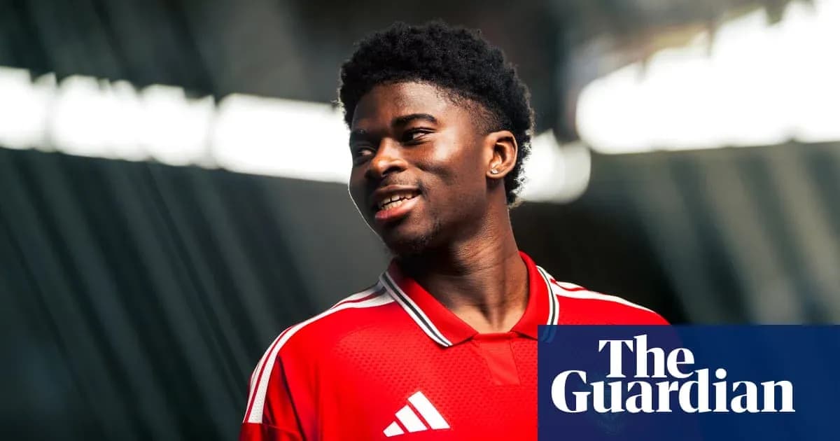 Joueur en maillot rouge souriant lors d'une séance photo