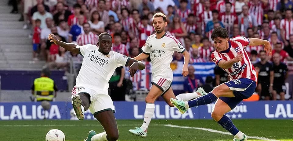 Un joueur d'Atletico Madrid tire au but