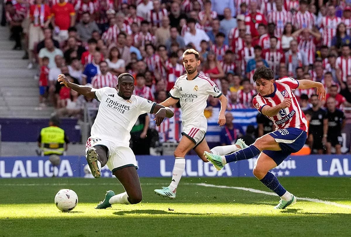 Un joueur d'Atletico Madrid tire au but