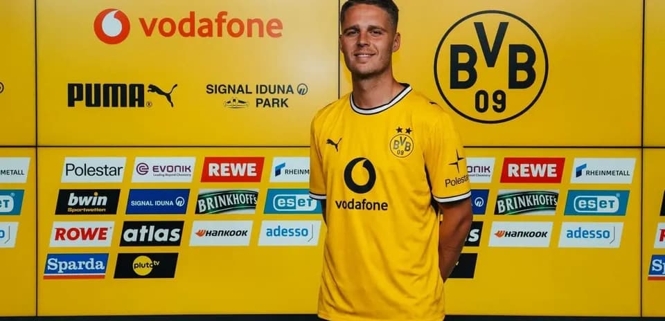 Joueur en maillot jaune de Dortmund lors de la présentation