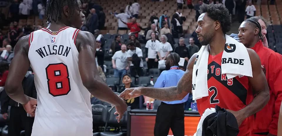Joueurs se serrant la main après le match