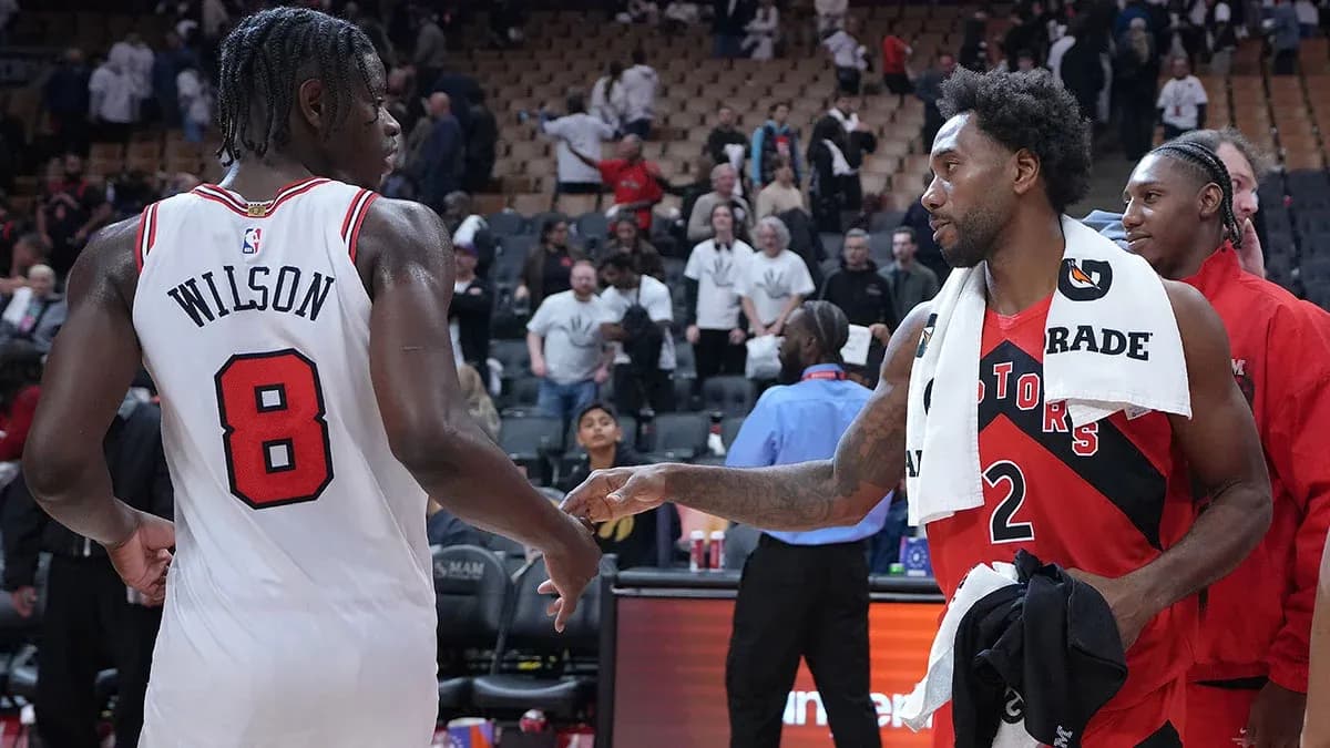 Joueurs se serrant la main après le match