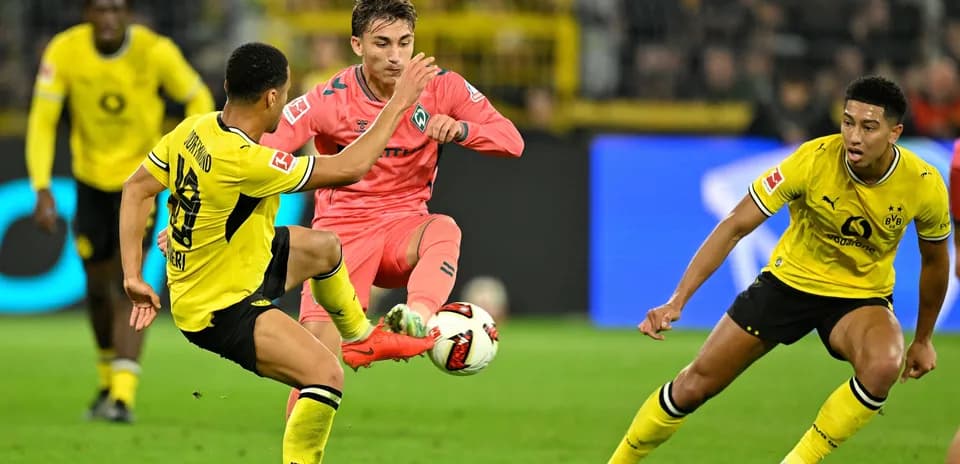 Joueurs en action lors d'un match de football