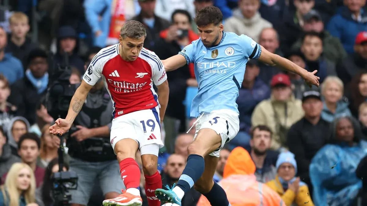 Un joueur d'Arsenal dribble un joueur de Manchester City