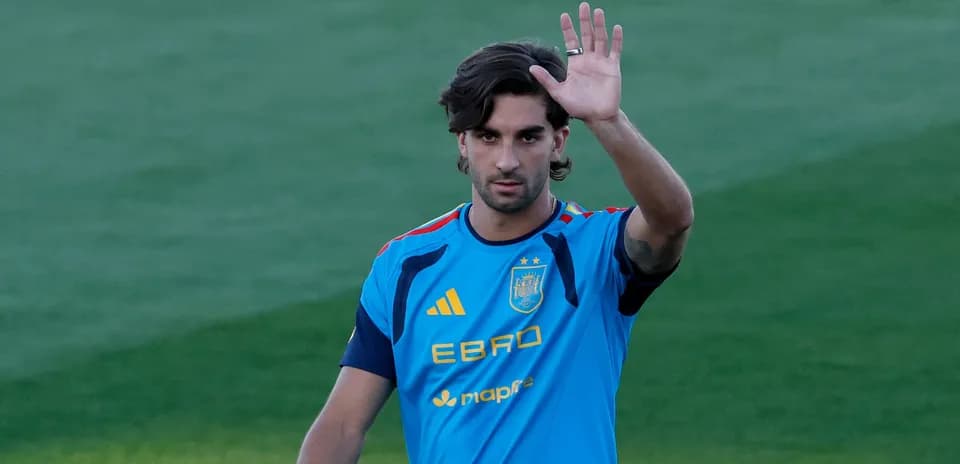 Joueur de football saluant lors d'un entraînement