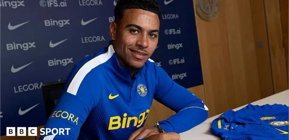 Joueur signant un contrat avec Chelsea FC