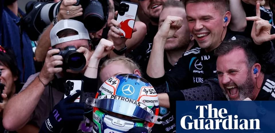 Pilote célébrant avec l'équipe après la victoire