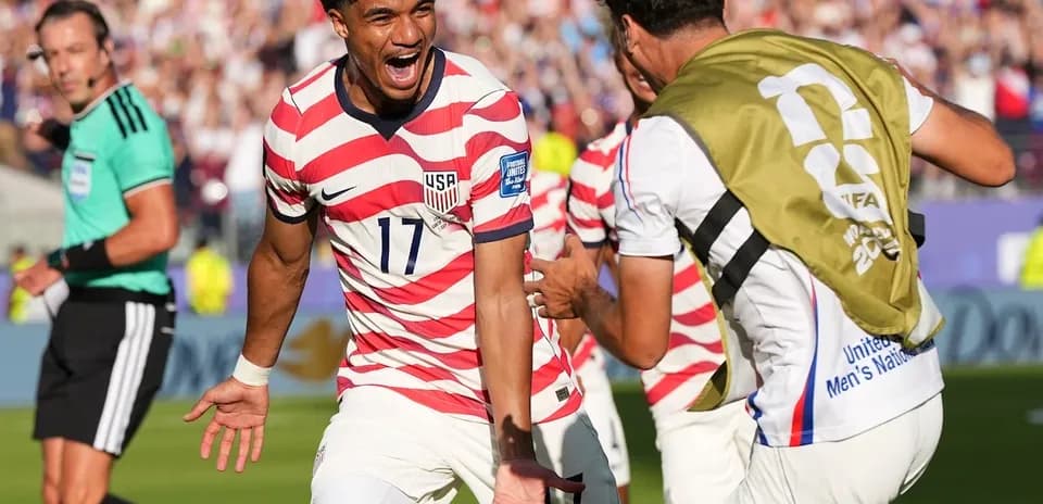 Joueurs célébrant un but lors du match USA-Belgique