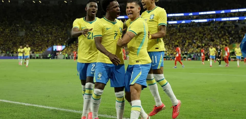 Joueurs brésiliens célébrant un but