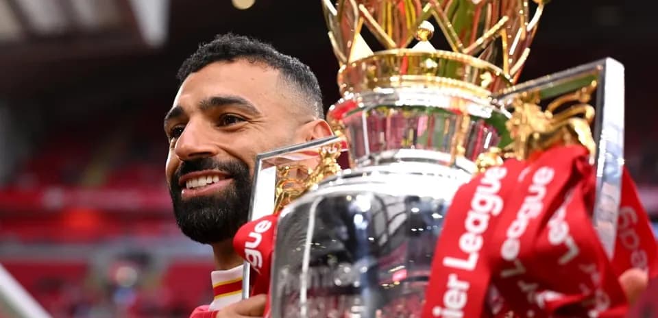 Joueur tenant le trophée de la Premier League