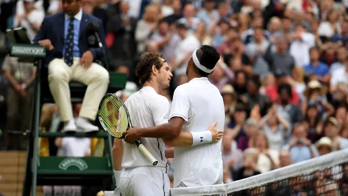 Joueurs se félicitant après un match de tennis