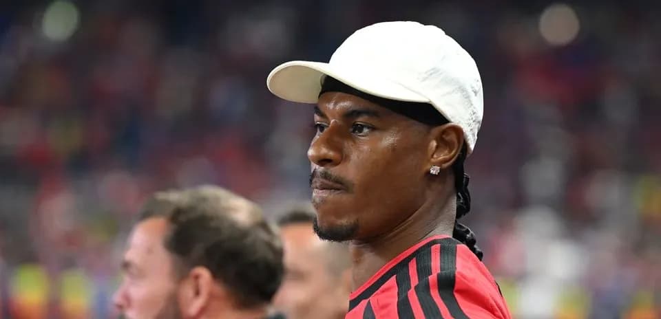 Joueur en tenue de match avec casquette blanche