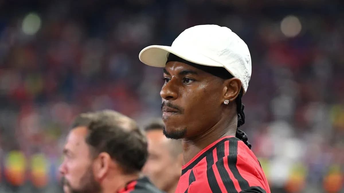 Joueur en tenue de match avec casquette blanche
