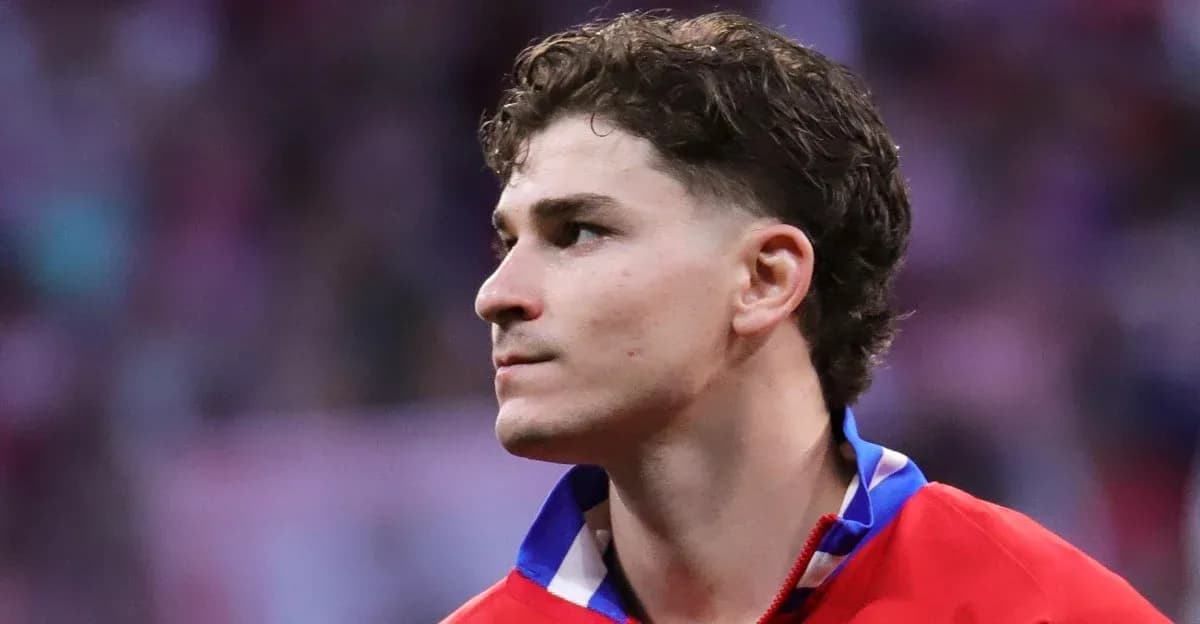 Joueur avec maillot rouge regardant au loin