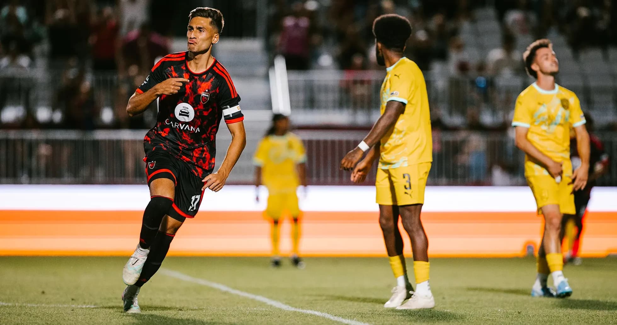 Joueur célébrant un but lors du match