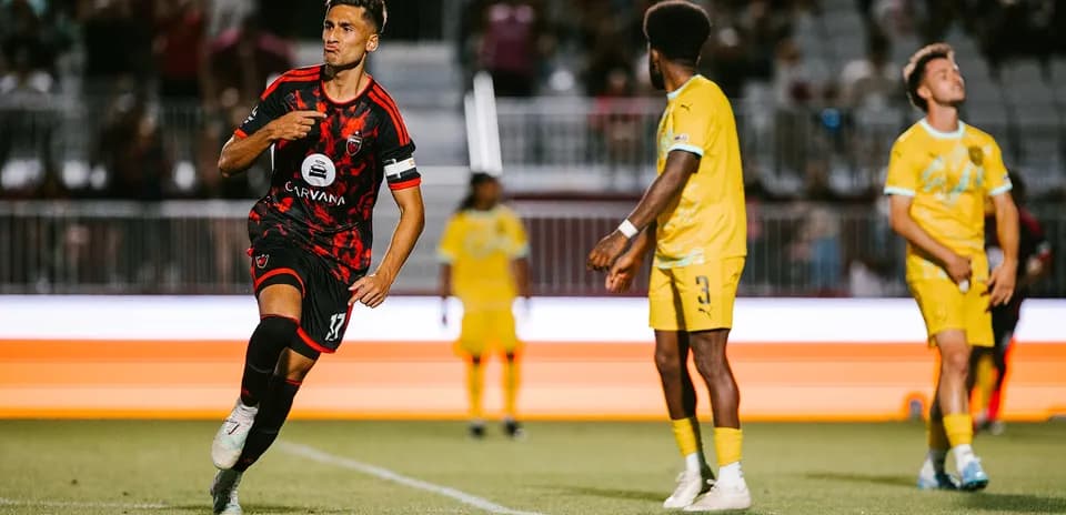 Joueur célébrant un but lors du match