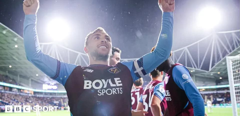 Joueur célébrant avec les bras levés après un but