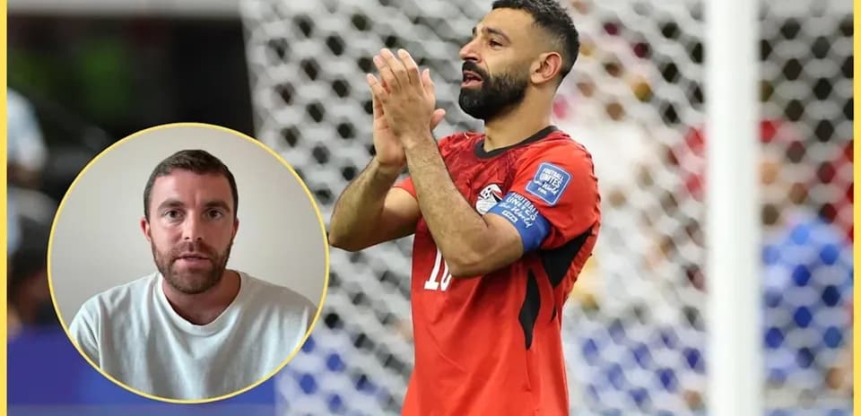 Joueur égyptien applaudissant sur le terrain de football