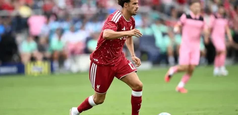Joueur de Liverpool dribblant sur le terrain
