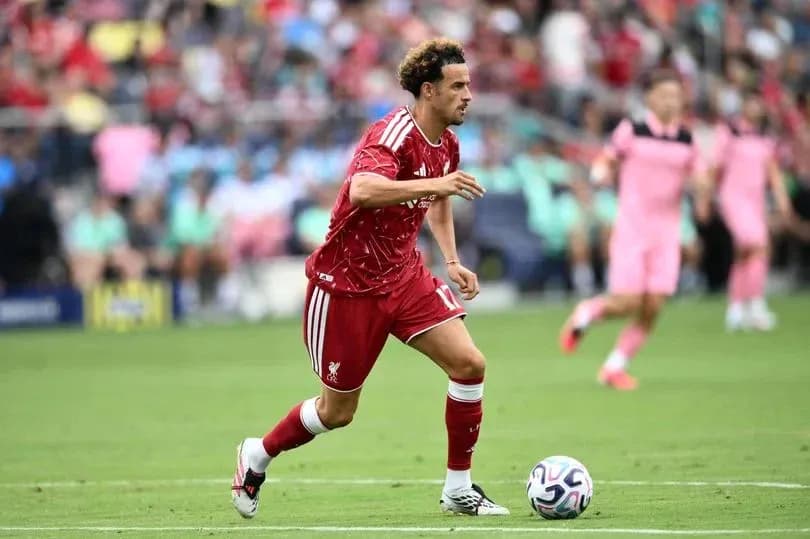 Joueur de Liverpool dribblant sur le terrain