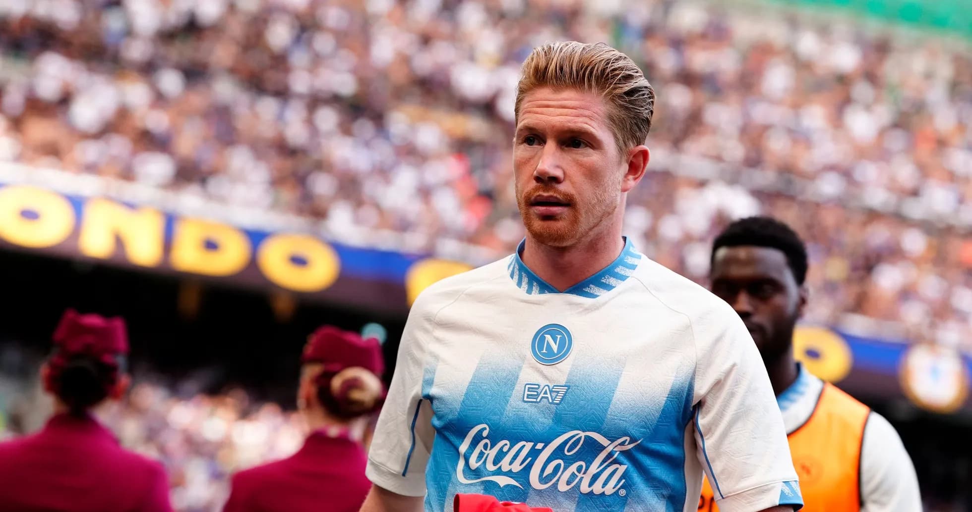 Joueur entrant sur le terrain avec un maillot de Naples