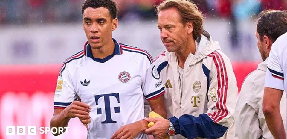 Joueur de Bayern Munich recevant des soins sur le terrain