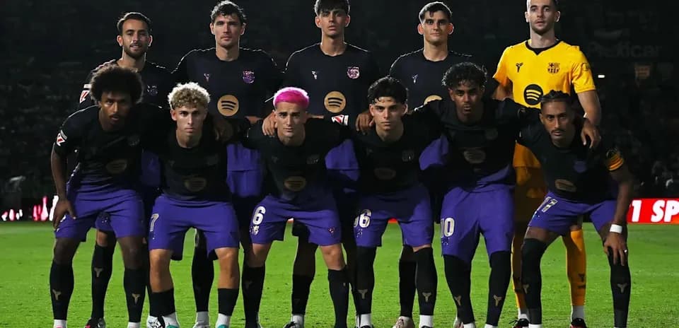 Équipe posant sur le terrain avant le match