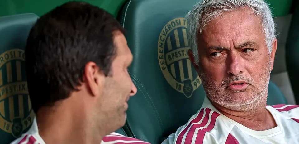 Entraîneurs discutant sur le banc de touche
