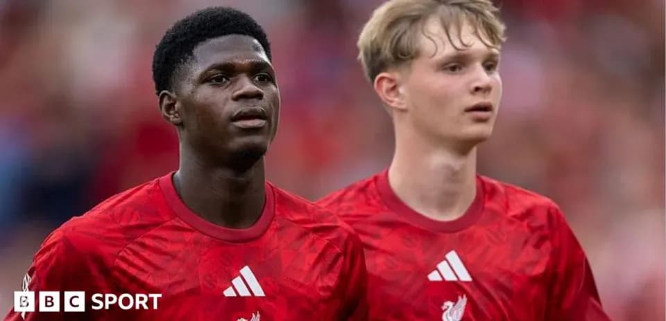 Joueurs de Liverpool en maillots rouges sur le terrain