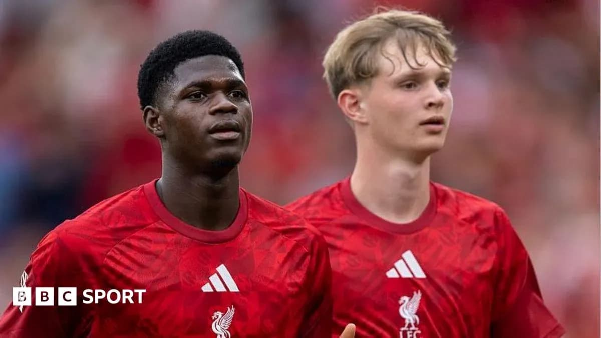 Joueurs de Liverpool en maillots rouges sur le terrain