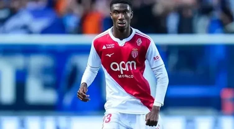 Joueur de l'AS Monaco sur le terrain de jeu