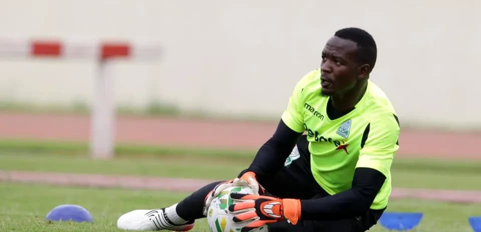 Gardien de but s'exerçant sur le terrain d'entraînement