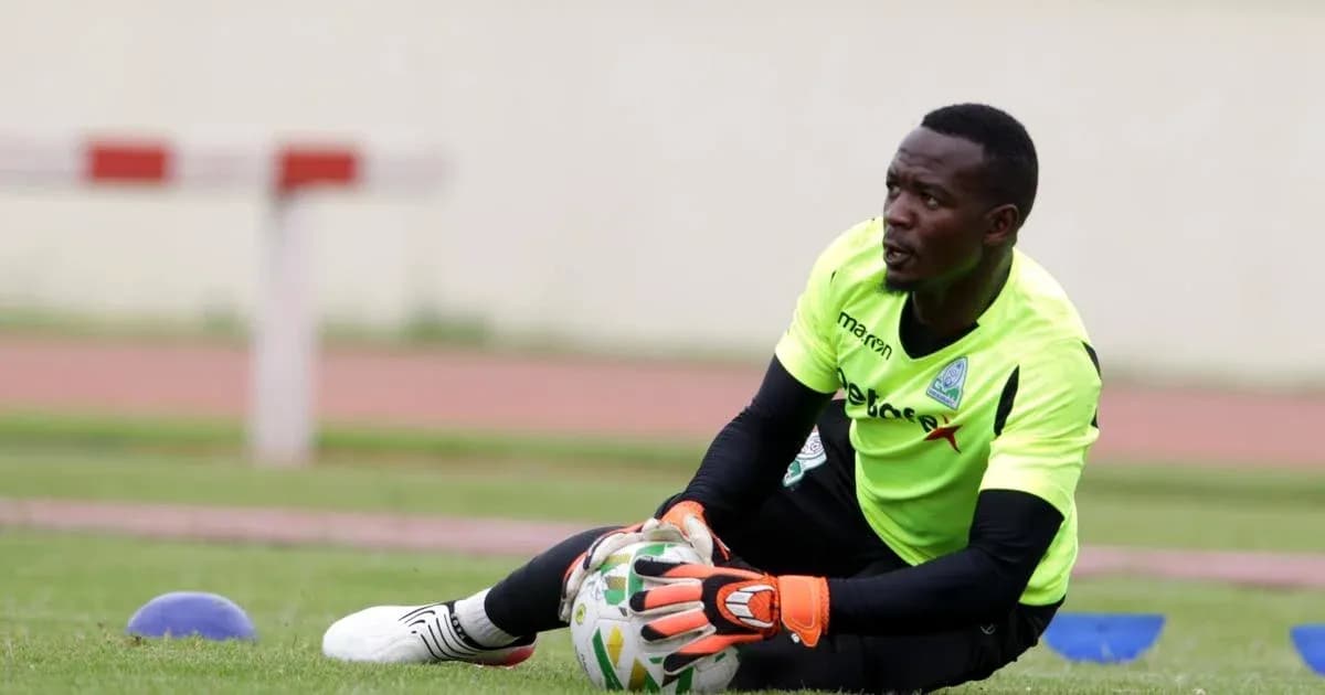 Gardien de but s'exerçant sur le terrain d'entraînement