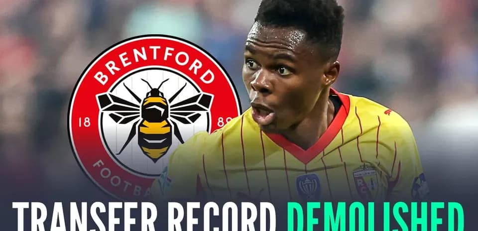 Joueur célébrant un transfert record pour Brentford