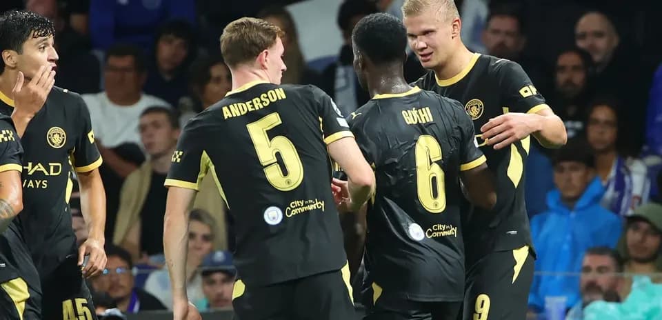 Joueurs de Manchester City célébrant un but ensemble