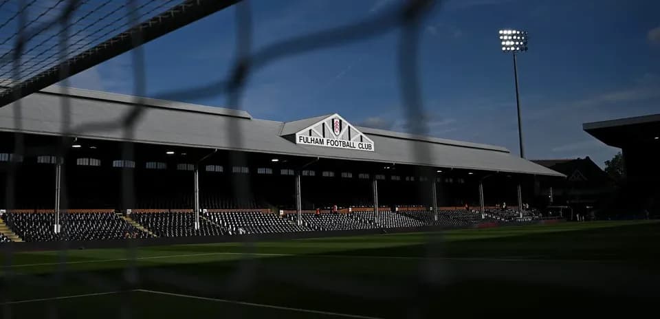 Stade de Fulham Football Club avec gradins vides