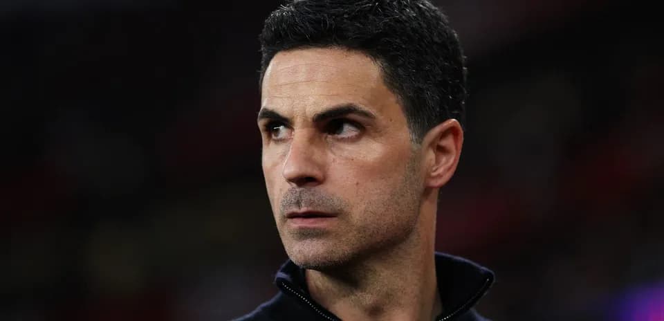 Entraîneur observant le match depuis le bord du terrain