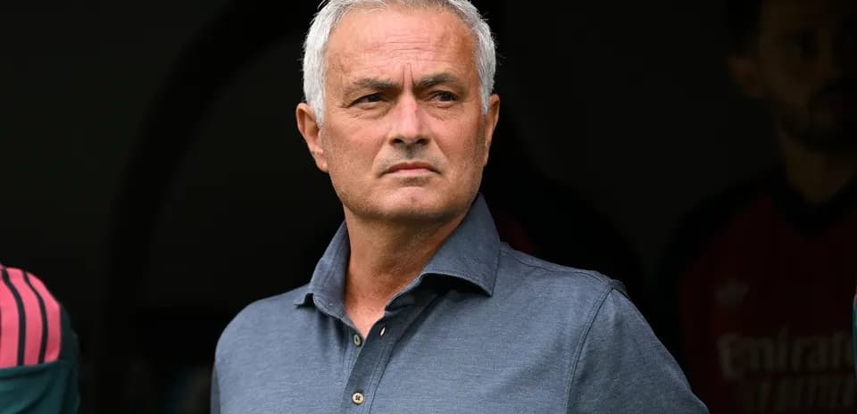 Entraîneur observant le match depuis le banc