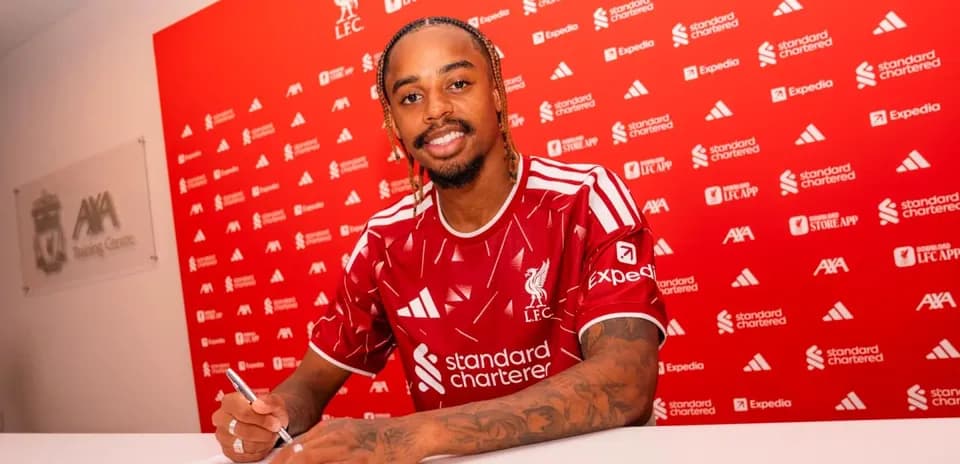 Joueur signant un contrat au centre d'entraînement de Liverpool