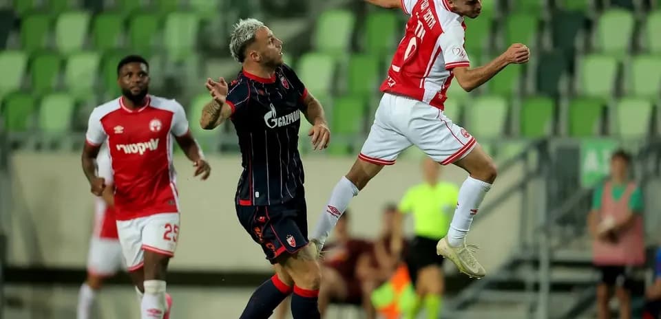 Joueurs de FK Crvena Zvezda en action