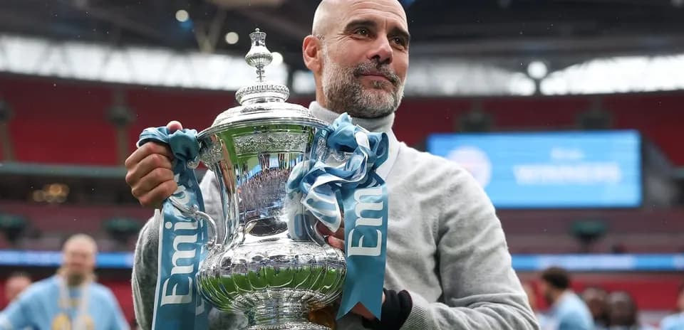 Entraîneur tenant le trophée à Wembley
