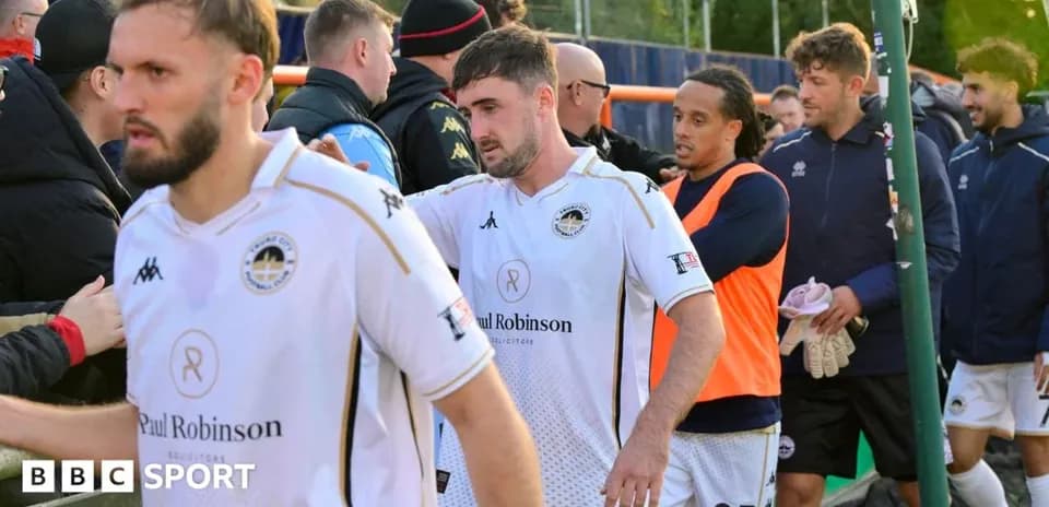 Joueurs quittant le terrain après le match