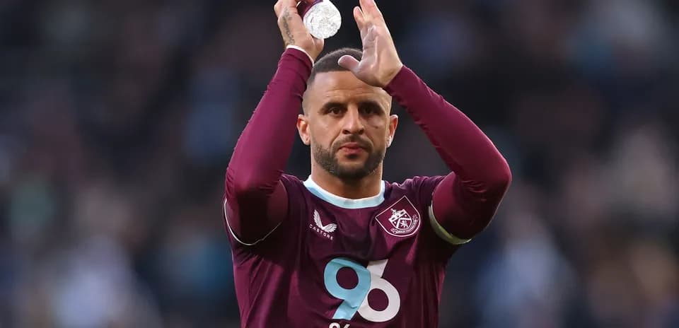 Joueur applaudit les supporters avec une bouteille d'eau