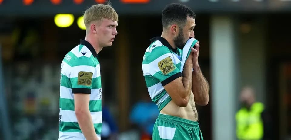 Joueurs de football déçus après un match