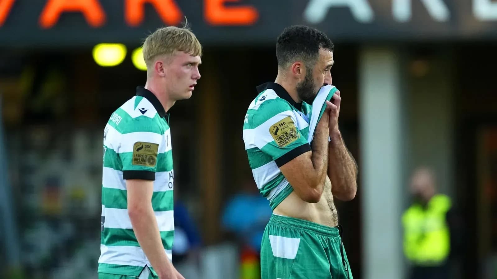Joueurs de football déçus après un match