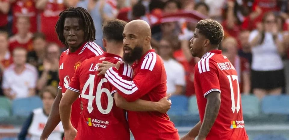 Joueurs de Manchester United célébrant un but ensemble