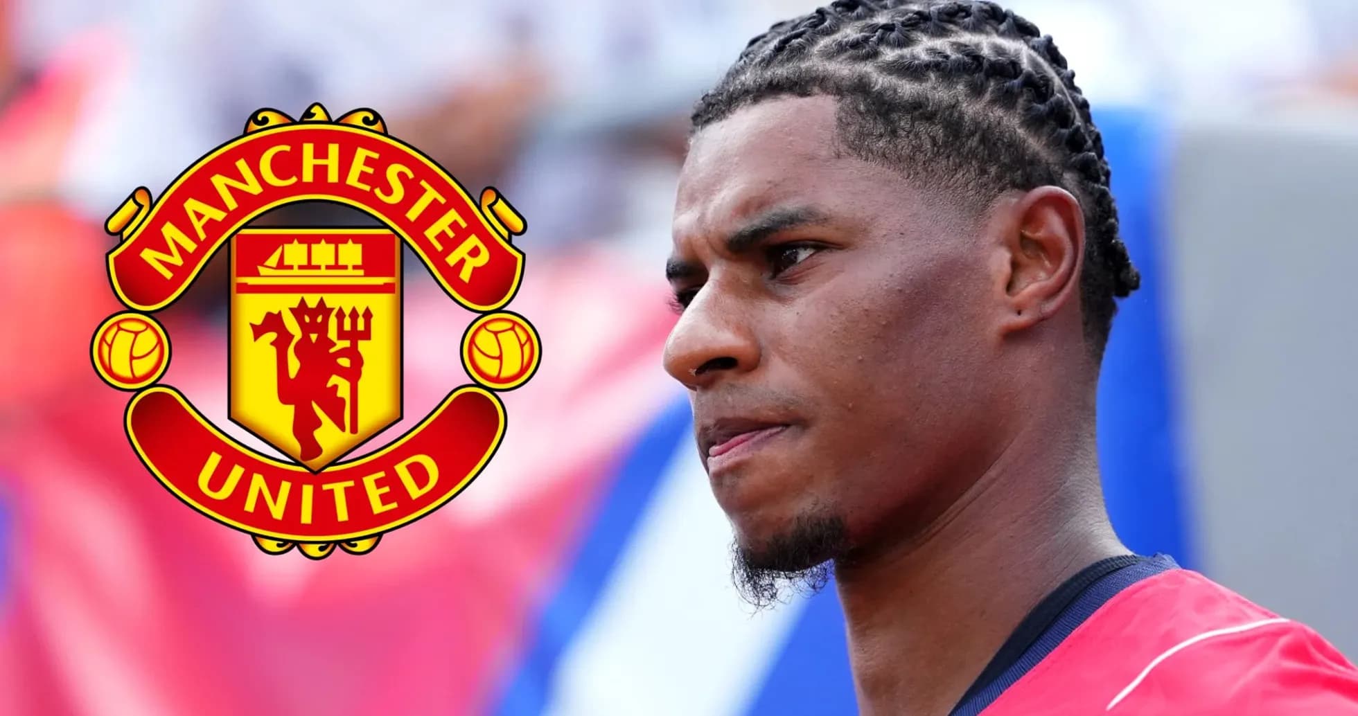 Joueur de Manchester United en tenue, regard pensif