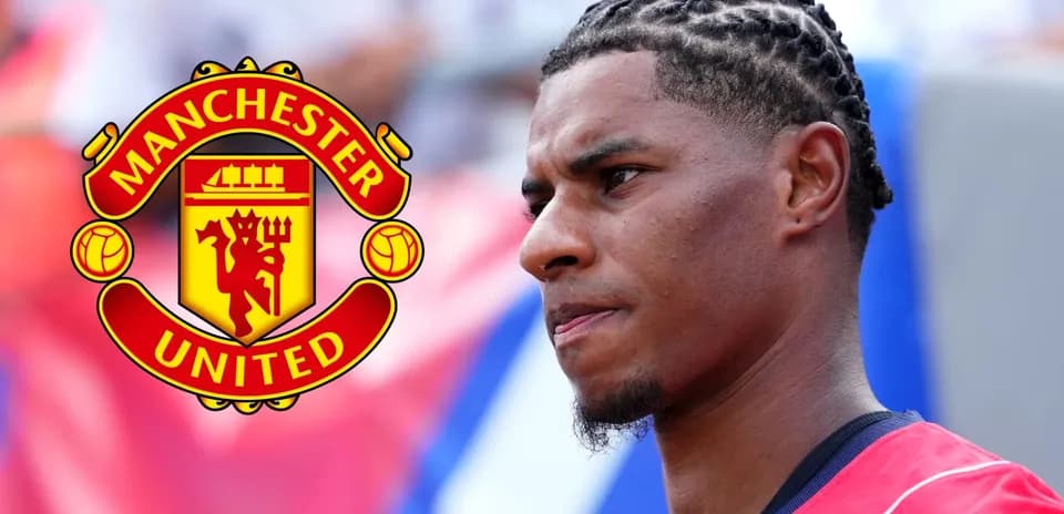 Joueur de Manchester United en tenue, regard pensif
