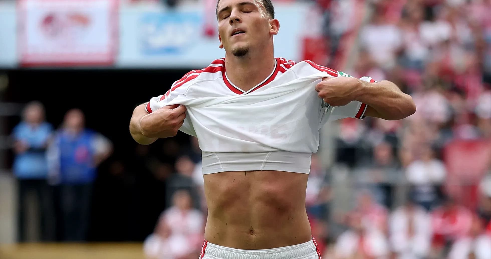 Joueur retirant son maillot sur le terrain