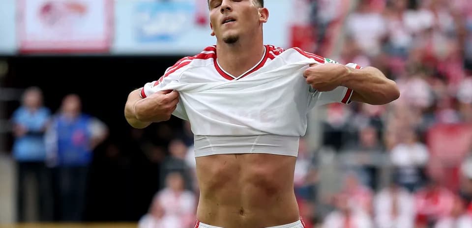 Joueur retirant son maillot sur le terrain